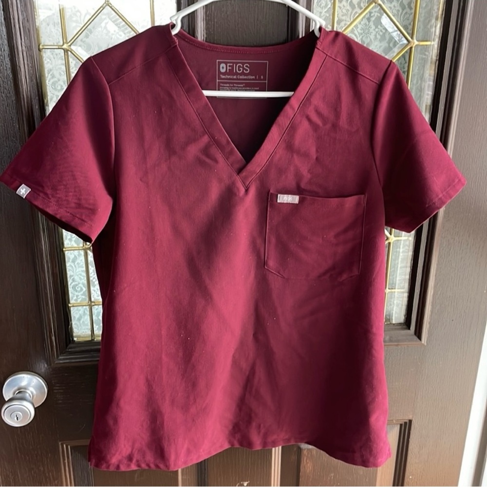 FIGS women’s scrub top